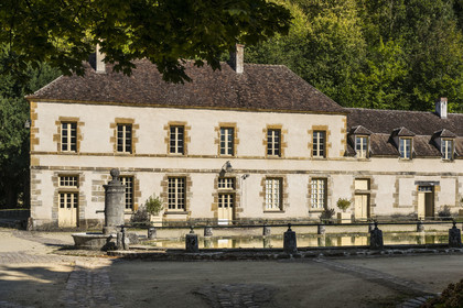 France, Nièvre (58), Parc naturel régional du Morvan, Bazoches, le chateau de Bazoches qui fut propriété du maréchal Sébastien le Prestre de Vauban, les communs autour du bassin