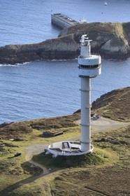 France, Finistère (29), parc naturel régional d'Armorique, mer d'Iroise, Ile d'Ouessant, réserve de Biosphère (UNESCO), la tour radar du Stiff qui surveille le rail de circulation maritime passant au large d'Ouessant (vue aérienne)