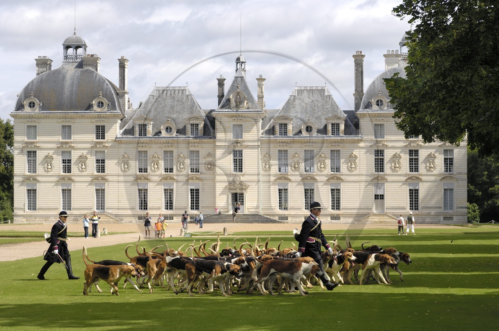 France, Loir-et-Cher (41), château de Cheverny, les piqueux Vol au Vent et La Rosée qui gèrent la meute de 90 chiens de chasse à cour