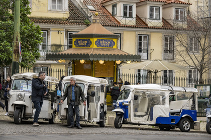Portugal, Lisbon, Alfama district, Tuk Tuk along the Largo da Se