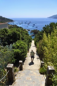 France, Var (83), Iles d'Hyères, Parc national de Port Cros, Ile du Levant, domaine naturiste d'Héliopolis, chemin et escalier de la Perspective, l'axe central du village