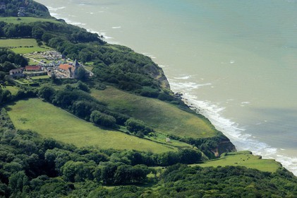 France, Seine-Maritime (76), Pays de Caux, l'église de Varengeville-sur-Mer et son cimetière marin surplombant les falaises de la Côte d'Albatre (vue aérienne)