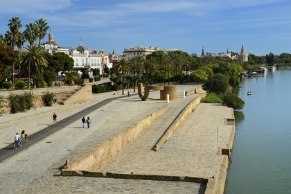Espagne, Andalousie, Séville, en bordure du fleuve Guadalquivir, le paseo de Christobal Colon (Christophe Colomb) et la Tour de l'Or (Torre del Oro) en arrière plan