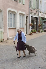 France, Saône et Loire (71)France, Saône et Loire (71), le village du livre Cuisery, vieille dame dans la rue principale