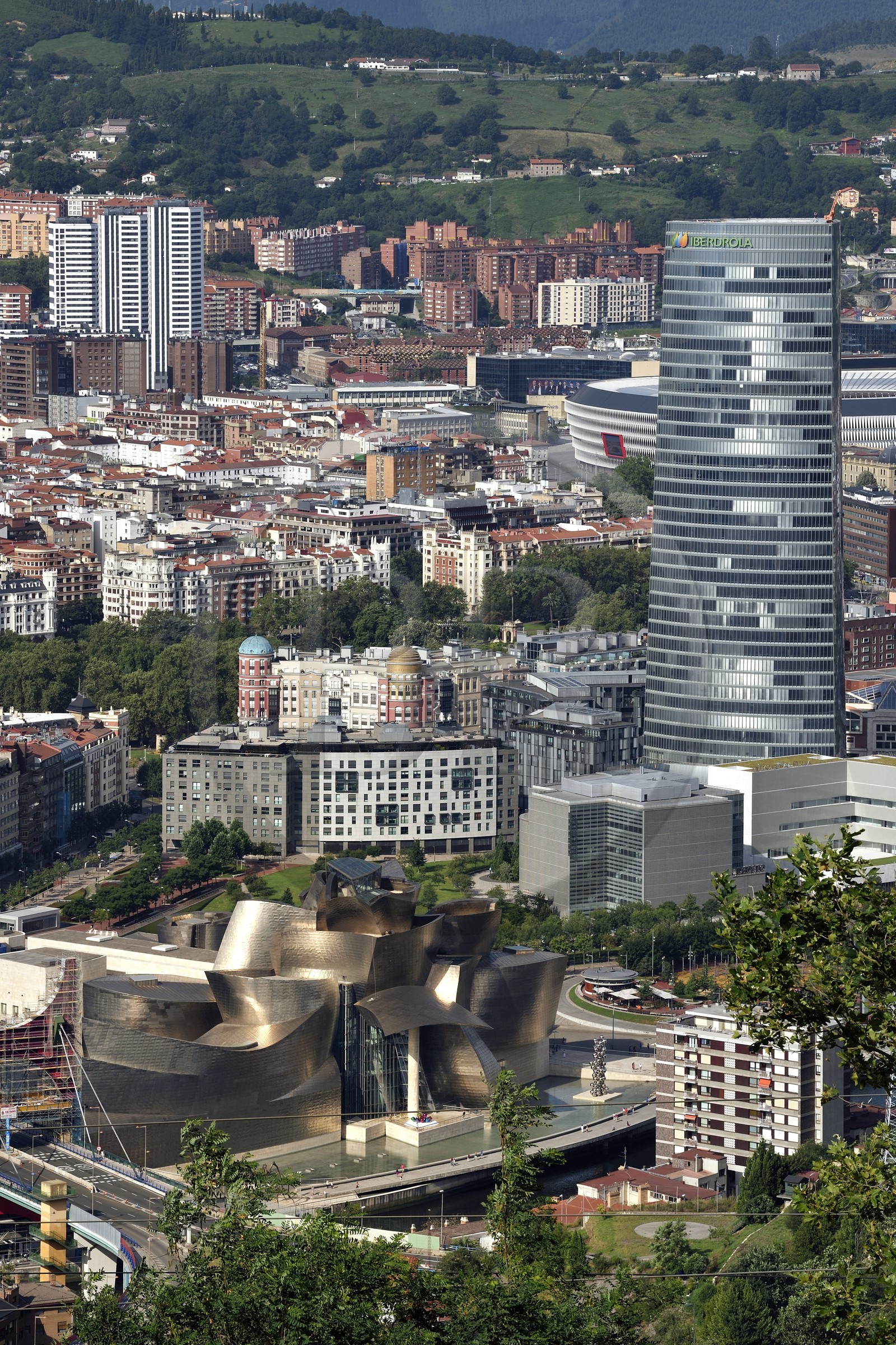 Espagne, Pays basque espagnol, Biscaye, Bilbao avec le musée Guggenheim de l'architecte Frank Gehry et la Tour Iberdrola