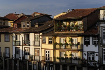 Portugal, région du Minho, Guimaraes, ville classée Patrimoine Mondial de l' UNESCO, facades de maisons sur la place Largo da Oliveira