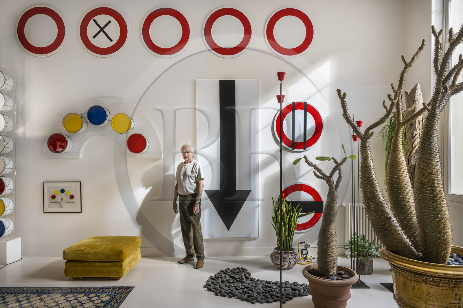 France, Paris (75), l'artiste plasticien Jean-Pierre Raynaud dans son appartement atelier