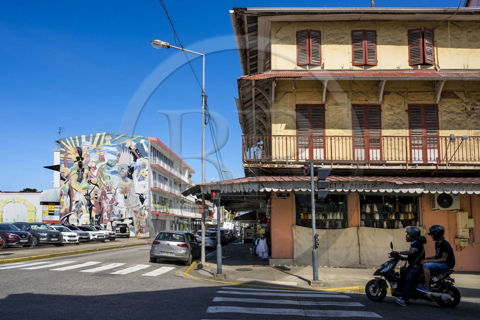 France, Guyane, Cayenne, avenue du Général de Gaulle, peinture murale représentant le carnaval du street art artiste Dom Cartooch