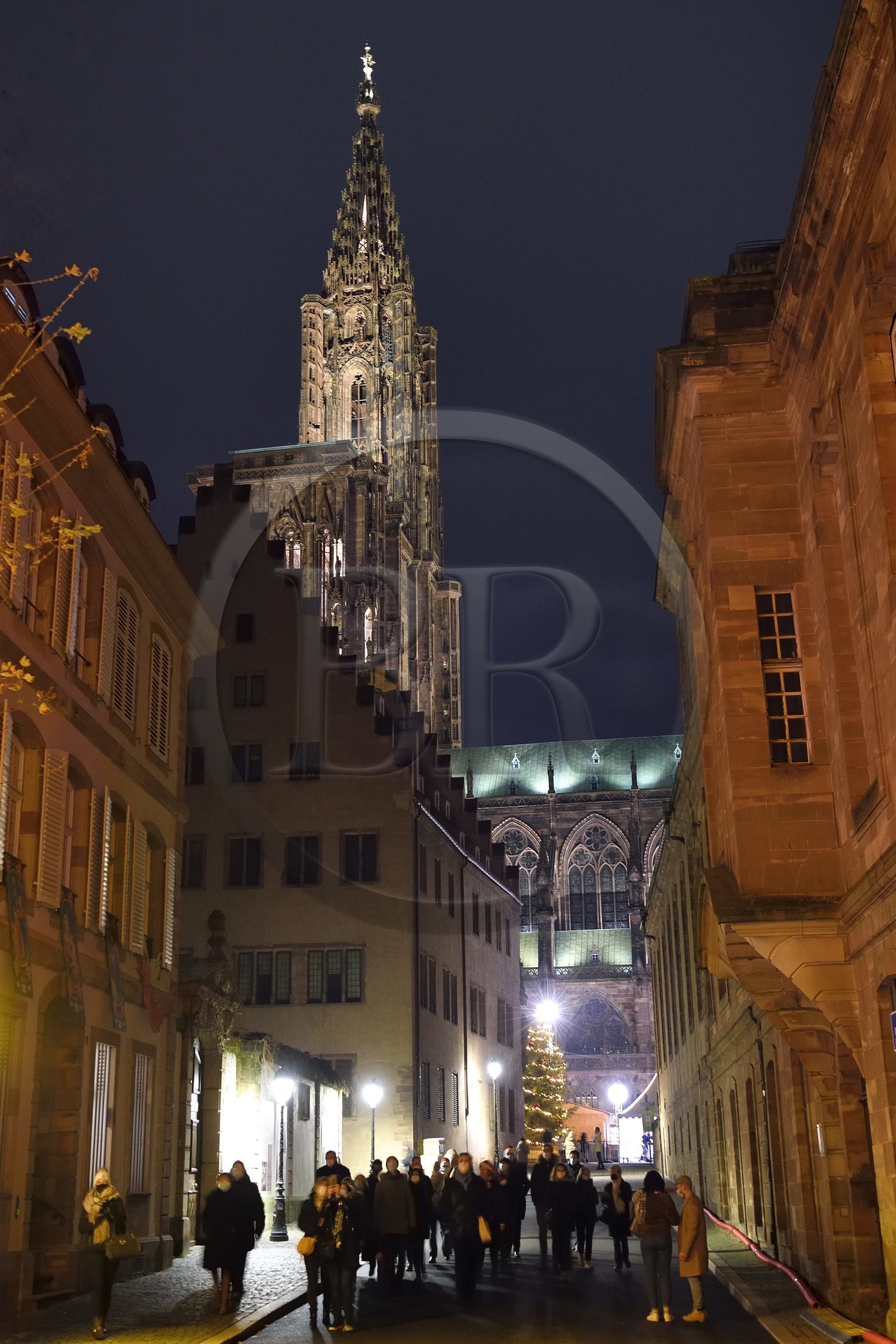 France, Bas-Rhin (67), Strasbourg, vieille ville classée au Patrimoine Mondial de l'UNESCO, la cathédrale Notre-Dame, la tour octogonale surmontée de sa flèche au bout de la rue de Rohan