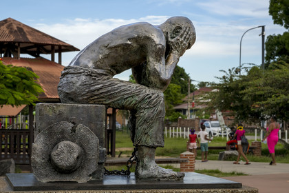 France, Guyane, Saint-Laurent-du-Maroni, esplanade Laurent Baudin, statue en bronze La Peine du Bagnard créée par le sculpteur Bertrand Piéchaud en 1993