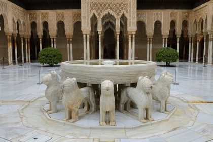 Espagne, Andalousie, Grenade, Palais nasrides de l'Alhambra, classé Patrimoine Mondial de l'UNESCO, patio du Palais des Lions (Patio de los Leones)