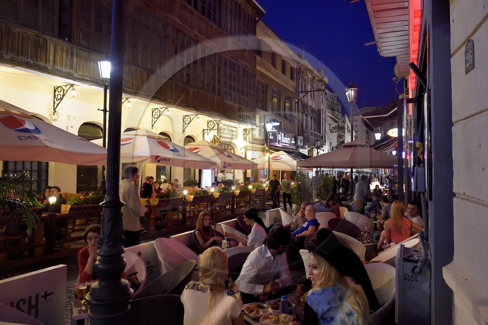 Roumanie, Bucharest, la vie nocturne dans le centre historique, rue Selari