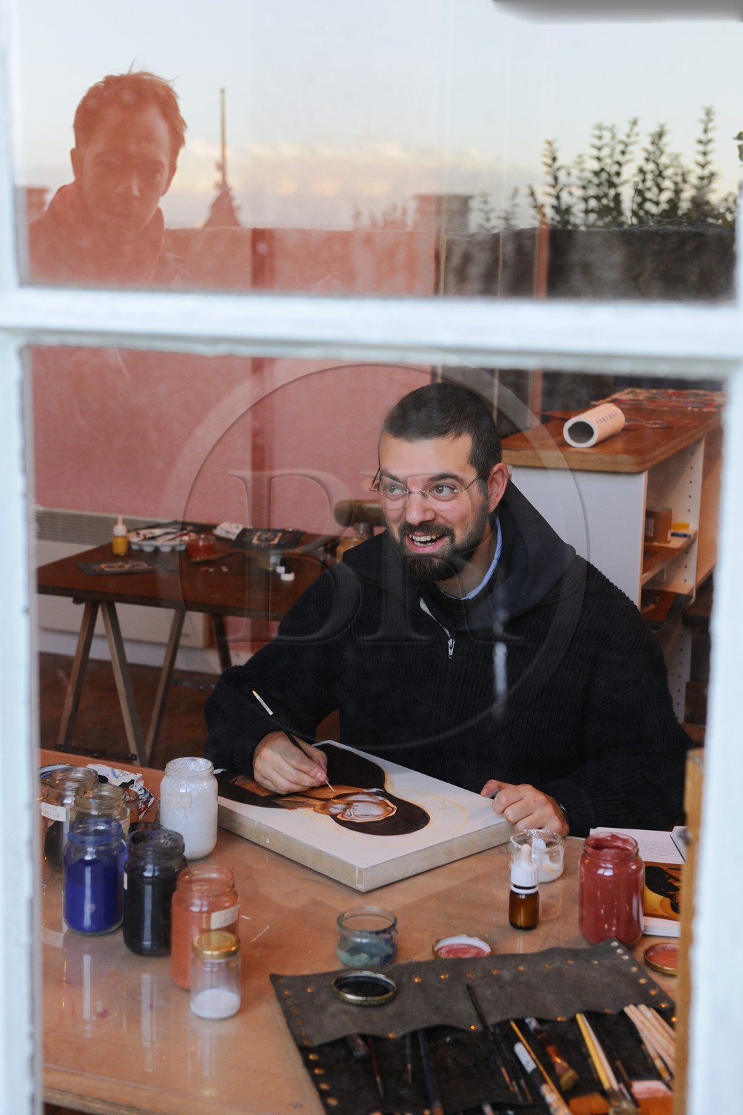 France, Manche (50), l'abbaye du Mont-Saint-Michel, classé Patrimoine Mondial de l'UNESCO, un moine des Fraternités Monastiques de Jérusalem travaillant sur une icône