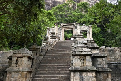 Sri Lanka, Province du Nord Ouest, le grand escalier de la forteresse de granit de Yapahuwa, éphémère capitale du pays au XIIIème siècle