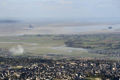 France, Manche (50), Baie du Mont-Saint-Michel, classée Patrimoine Mondial de l'UNESCO, le Mont-Saint-Michel à marée basse et la ville d'Avranches en premier plan (vue aérienne)