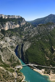 Var (83) rive gauche et Alpes-de-Haute-Provence (04) rive droite, Parc Naturel Régional du Verdon, les Gorges du Verdon débouchant sur le lac de Sainte Croix, pont du Galetas (vue aérienne)