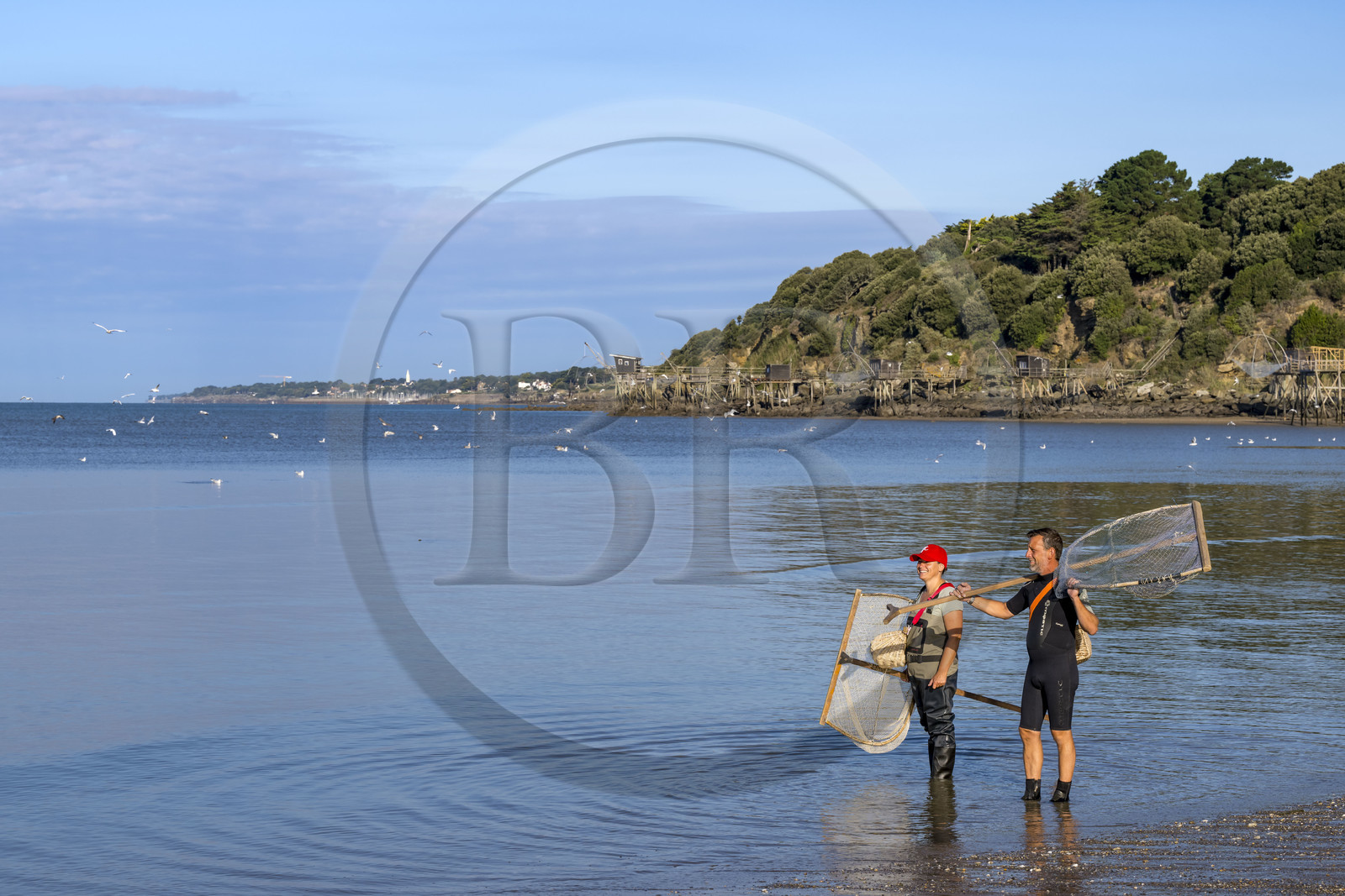 France, Loire-Atlantique (44), Baie de Bourgneuf, Pornic, cabanes de pêche traditionnelle au carrelet en bordure de la plage de Crêve-coeur à La Bernerie-en-Retz, Sedrine et Fred font de la peche à pied de crevettes à l'épuisette