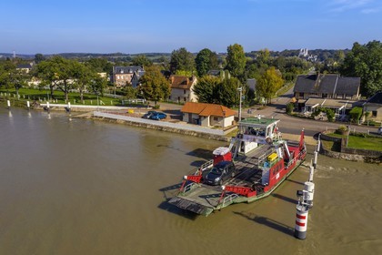 France, Seine-Maritime (76), Pays de Caux, Parc naturel régional des Boucles de la Seine normande, traversée du bac auto sur la Seine à Jumièges dont l'abbaye est en arrière plan