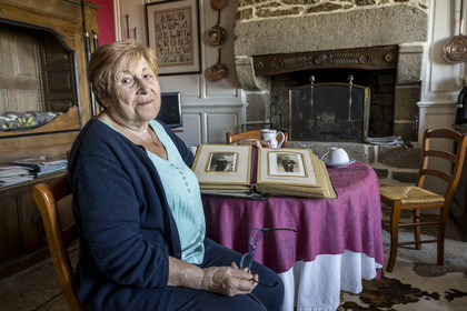 France, Finistère (29), Iles du Ponant, Ile de Batz, la Chambre d’hôtes de Marie-Pierre Prigent dans le Bourg, Marie Pierre Prigent présente son grand-père, le docteur Glérant médecin dans la marine militaire, qui accompagnait les bateaux morutiers