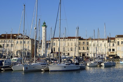 France, Charente-Maritime (17), La Rochelle, le bassin à flot du Vieux-Port et son phare