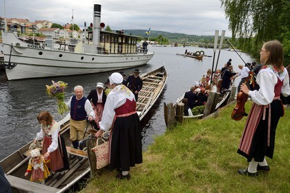Suède, comté de Dalécarlie, Leksand, les très populaires célébrations du solstice d'été pour la Saint-Jean, transfert dans les anciennes Barques d’Eglises sur le lac Siljan