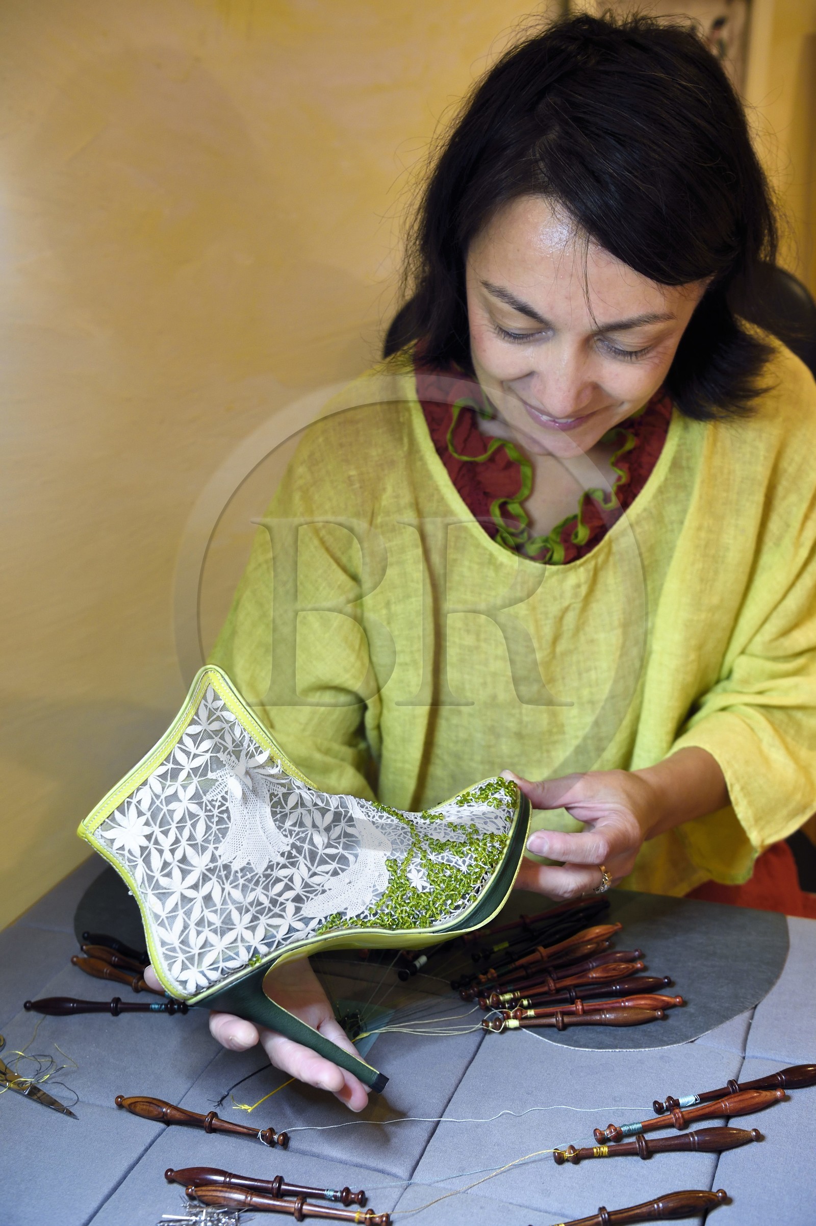 France, Haute-Loire (43), Brioude, atelier d'Art Couleurs Dentelle, dentelle aux fuseaux, prototype de chaussure en dentelle portée par Marion Bartoli à la finale dame de Wimbledon en 2019, crée par Caroline Panthier Sabot sur un dessin de Claudine Chanteloube ici en portrait
