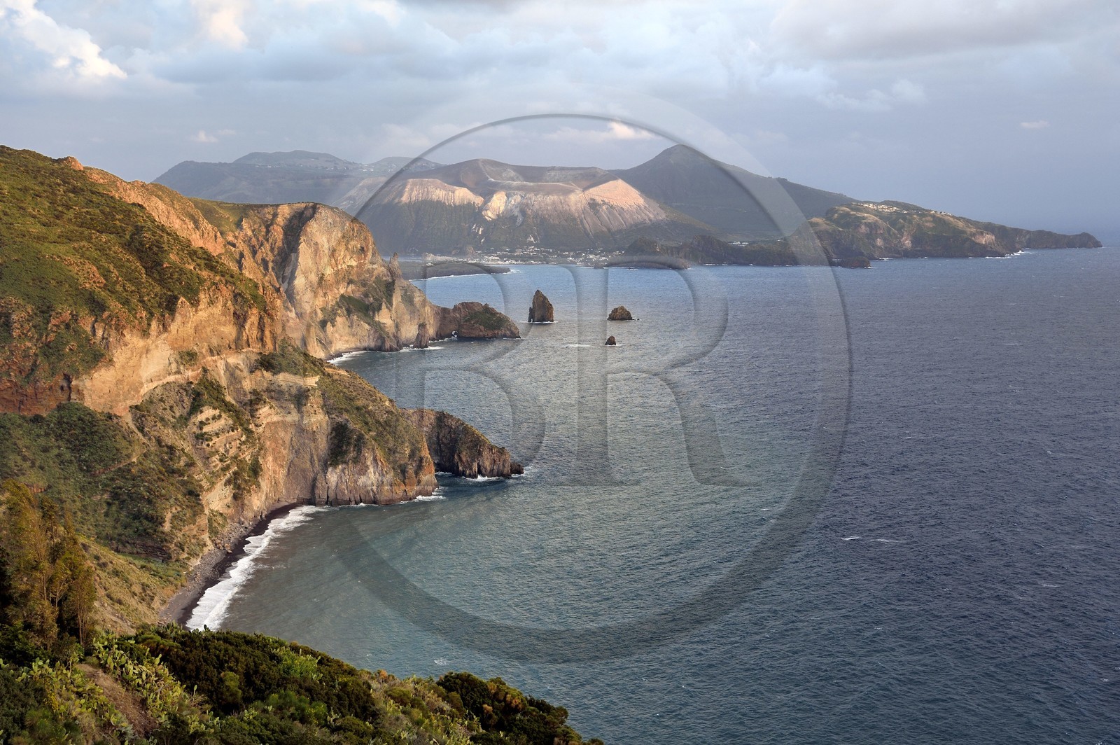 Italie, Sicile, iles Eoliennes, classées Patrimoine Mondial de l'UNESCO, Ile de Lipari, les falaises de la côte Sud-Ouest de l'île à Quattrocchi face à l'Ile de Vulcano en arrière plan