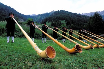 France, Hautes-Alpes (05), Vallée Etroite à la frontière franco-italienne, joueurs de cors des Alpes de la formation les Briansonneurs
