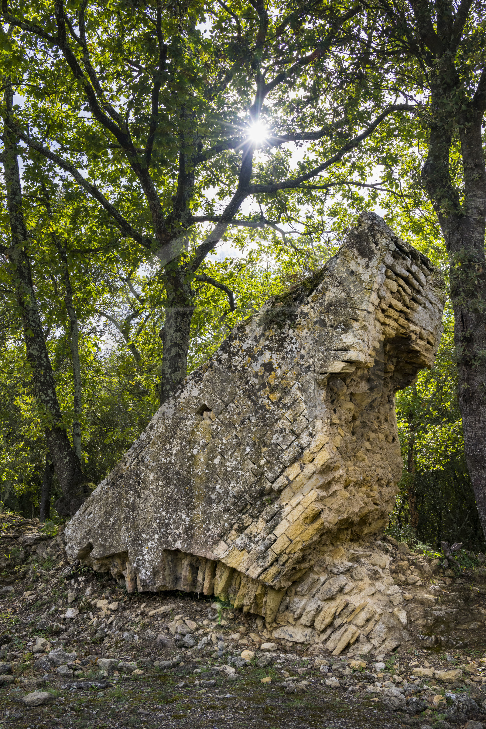 France, Gard (30), Vers-Pont-du-Gard, vestiges de l'aqueduc romain de plus de 52 km de longueur qui amenait l'eau de la Fontaine d'Eure au pied d'Uzès jusqu'à Nimes en passant sur le Pont du Gard