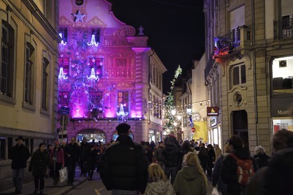 France, Bas-Rhin (67), Strasbourg, centre historique classé Patrimoine Mondial de l'UNESCO, décoration de Noël sur la pâtisserie Christian Meyer