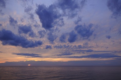 Canada, province de Québec, Gaspésie, coucher de soleil sur le fleuve Saint-Laurent depuis le bateau Princess Danae