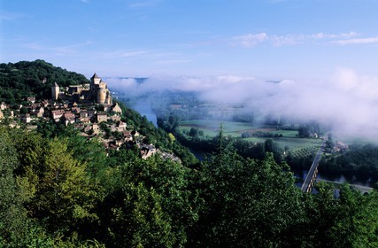 France, Dordogne (24), château de Castelnaud-la-Chapelle surplombant la Dordogne dans la brume matinale