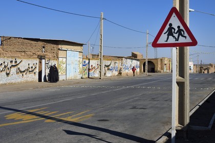Iran, Yazd province, Dasht-e Kavir desert, Rabat-e-posht-e-Badam, main road