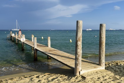 France, Var, Presqu'Ile de Saint-Tropez, Ramatuelle, Pampelonne beach, club 55 pontoon