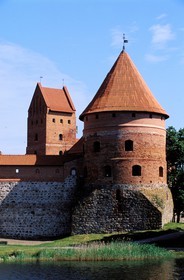 Lituanie (Pays Baltes), Trakai, château de Trakai (le plus célèbre château du pays) au milieu du lac de Galve