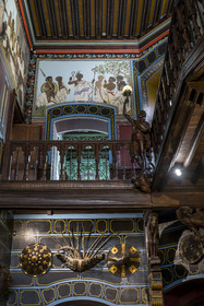 France, Pyrénées-Atlantiques (64), la côte du Pays-Basque, Hendaye, chateau d'Abbadia construit en 1870 par Eugène Viollet-le-Duc pour Antoine d'Abbadie d'Arrast, le vestibule avec ses peintures éthiopiennes et le grand escalier, statue porte-torchère représentant Abdullah ancien esclave ethiopien affranchi et mort sous la commune de Paris