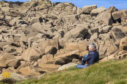France, Côtes-d'Armor (22), Côte de Granit Rose, Trébeurden, Ile Millau, la journaliste Pascale Desclos