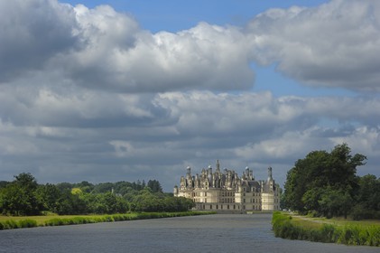 France, Loir et Cher (41), Vallée de la Loire classée Patrimoine Mondial de l' UNESCO, château de Chambord depuis le grand canal