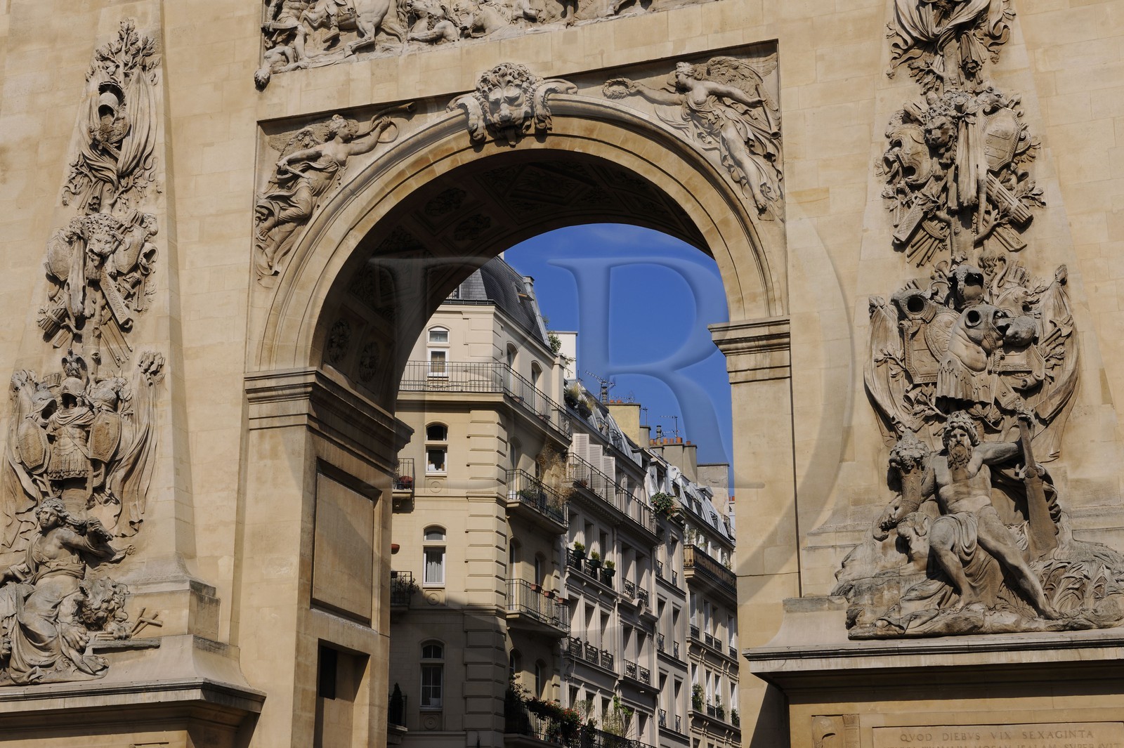 France, Paris (75), la porte Saint-Denis commanditée par Louis XIV et immeubles de la rue du faubourg Saint-Denis boulevard Bonne nouvelle