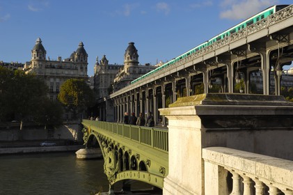 France, Paris (75), le metro sur le pont de Bir-Hakeim au dessus de la Seine