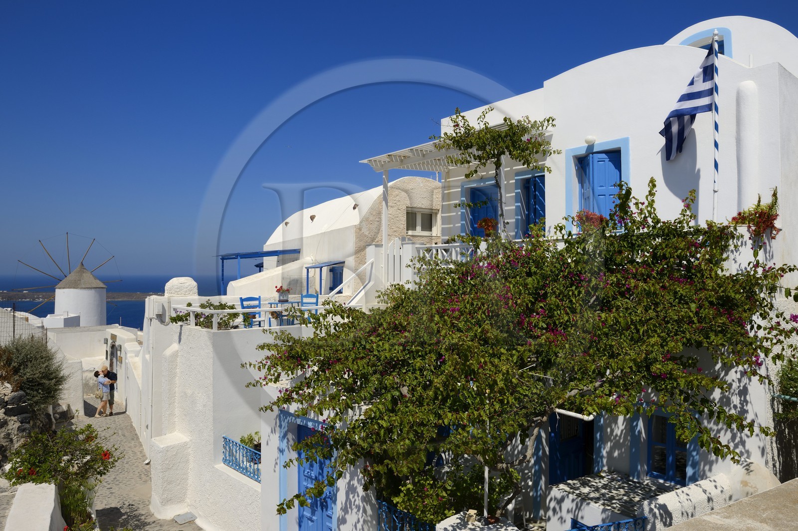 Grèce, Les Cyclades, mer Égée, île de Santorin (Thira ou Théra), couple d'amoureux dans une ruelle du village de Oia,