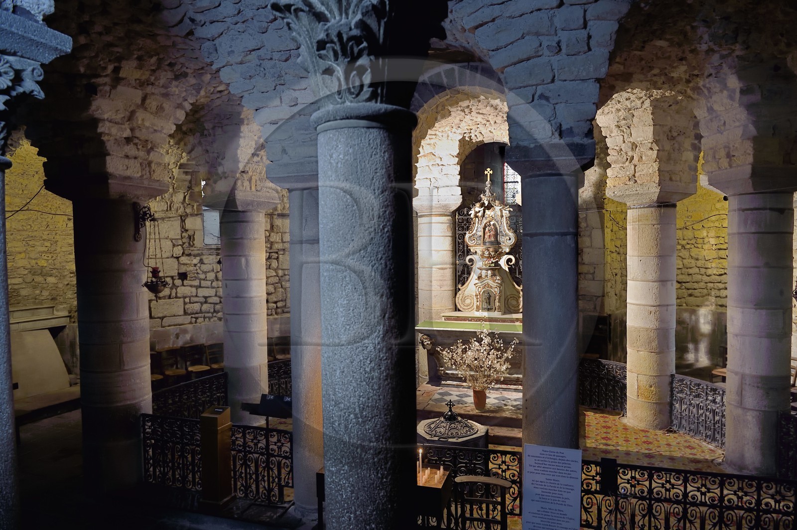 France, Puy-de-Dôme (63), Clermont-Ferrand, basilique Notre-Dame-du-Port de style roman auvergnat, classée Patrimoine Mondial de l'UNESCO au titre des Chemins de Saint-Jacques-de-Compostelle en France, la crypte qui abrite la Vierge Noire sur son autel ainsi qu'un très ancien puit