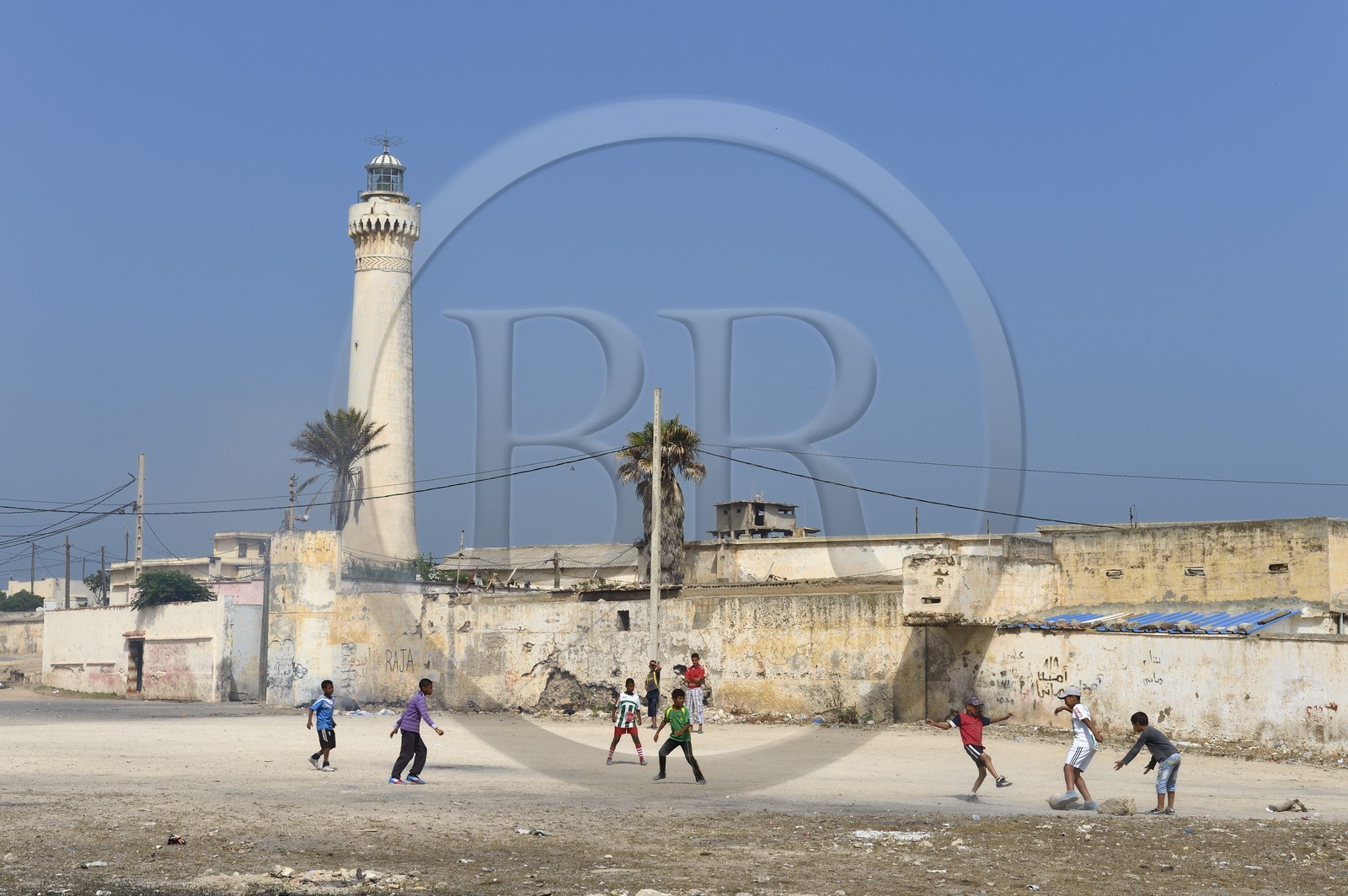Maroc, Casablanca, enfant jouant au football dans le quartier populaire du phare d'El Hank