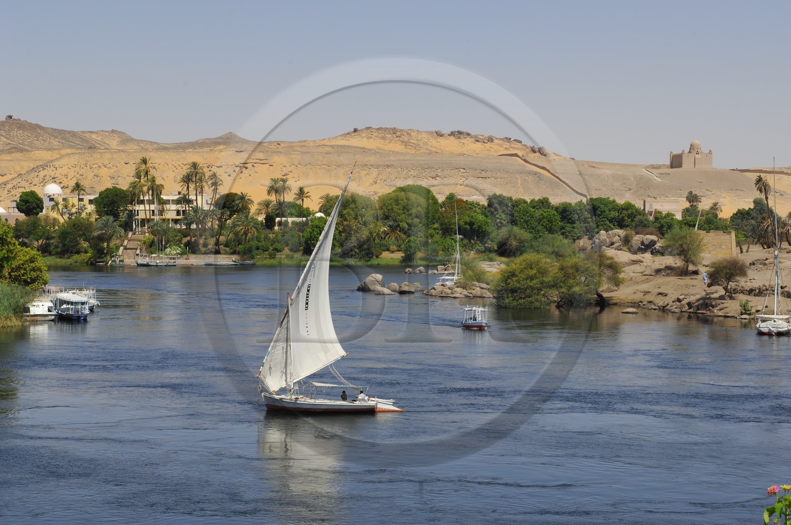 Egypte, Haute Egypte, vallée du Nil, Assouan, felouque sur le Nil et mausolée de l'Agha Khan sur la rive ouest