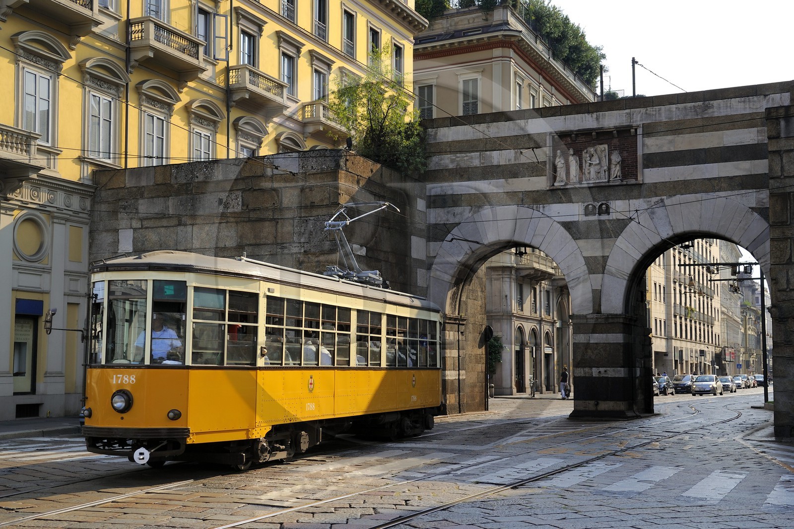 Italie, Lombardie, Milan, tramway franchissant les Arches de Porta Nuova