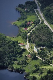 Suède, Västernorrlands, hameau au bord du lac Mörtsjön au nord de Härnösand (vue aérienne)