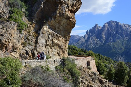 France, Corse-du-Sud (2A), Golfe de Porto, classé Patrimoine Mondial de l'UNESCO, moto sur la route D81 qui va de Calvi à Porto, le Capo d'Orto en arrière plan