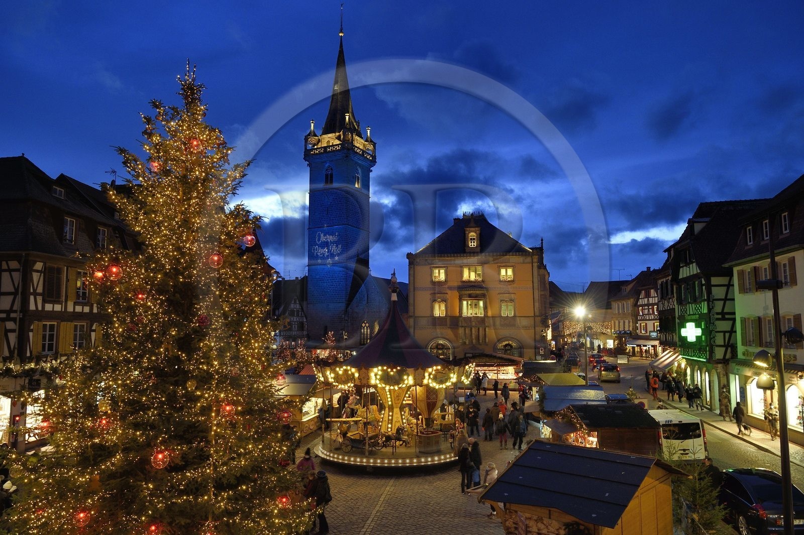 France, Bas-Rhin (67), Obernai, marché de Noel sur la place du marché, Tour de la chapelle (Kappelturm) achevée au XVIe siècle, fait office de beffroi à côté de l'hôtel de ville