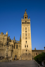 Espagne, Andalousie, Séville, quartier de Santa Cruz, la Giralda, ancien minaret almohade de la Grande Mosquée reconverti en clocher de la cathédrale, classé Patrimoine Mondial de l'UNESCO