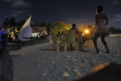 Tanzanie, Dar es-Salaam, le restaurant bar et lieu de concert Cine Club à Mikocheni sur la plage